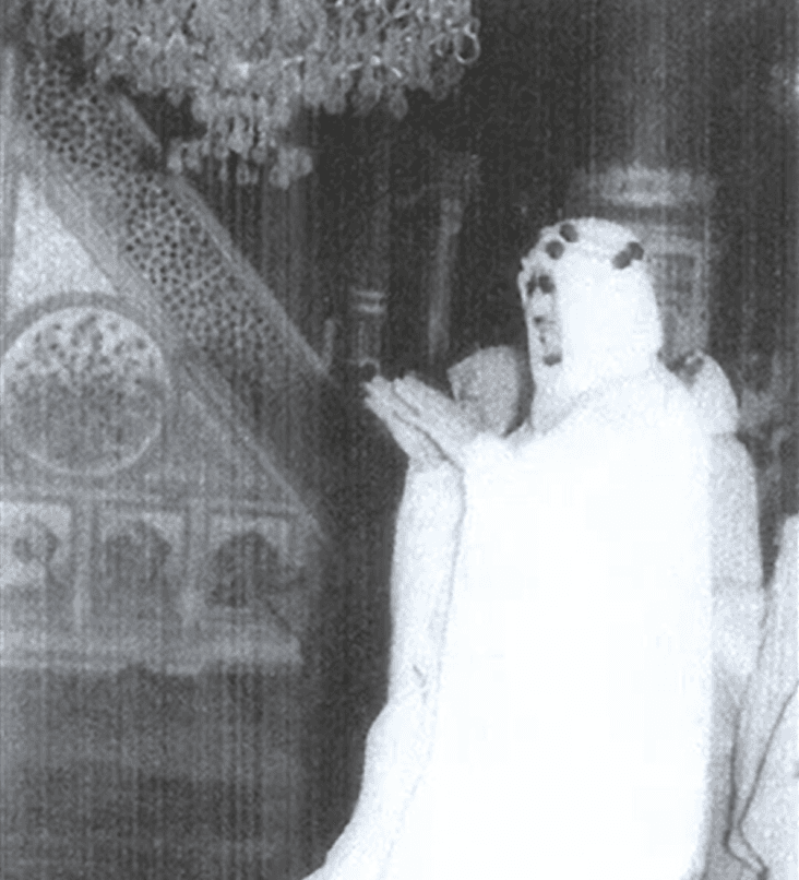 الملك سعود يصلي بالناس في المسجد النبوي