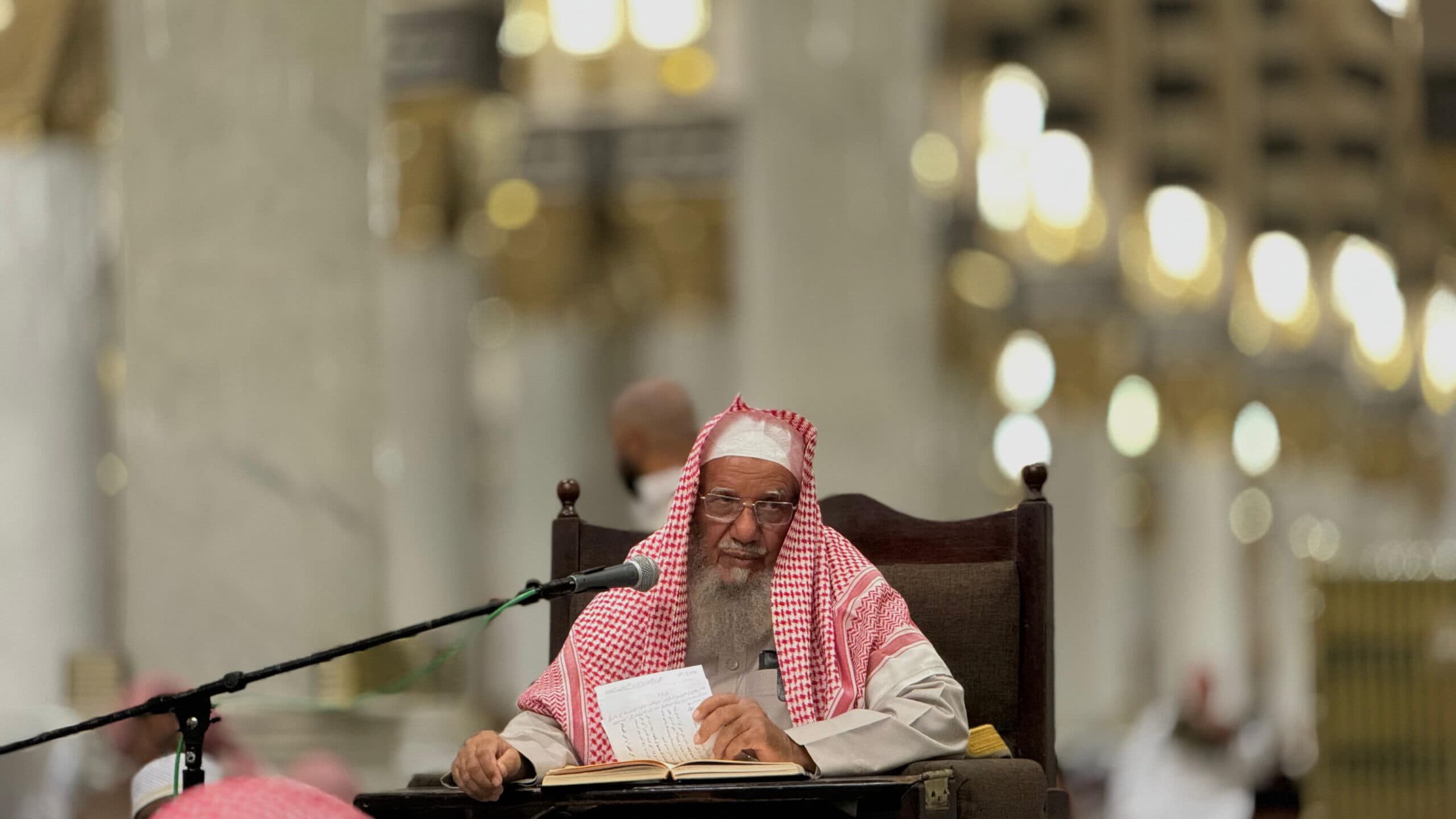 من حديث: «أن النبي كان إذا صلى فرج بين يديه حتى يبدو بياض إبطيه» (024)