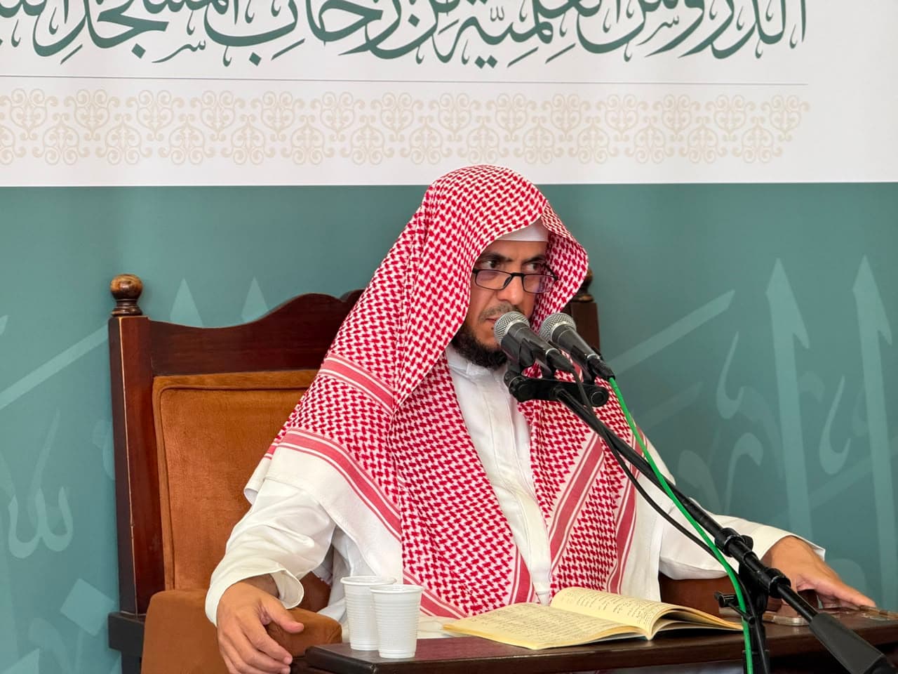 من قوله تعالى: {وَلَا تُصَعِّرْ خَدَّكَ لِلنَّاسِ وَلَا تَمْشِ فِي الْأَرْضِ مَرَحًا} (004)